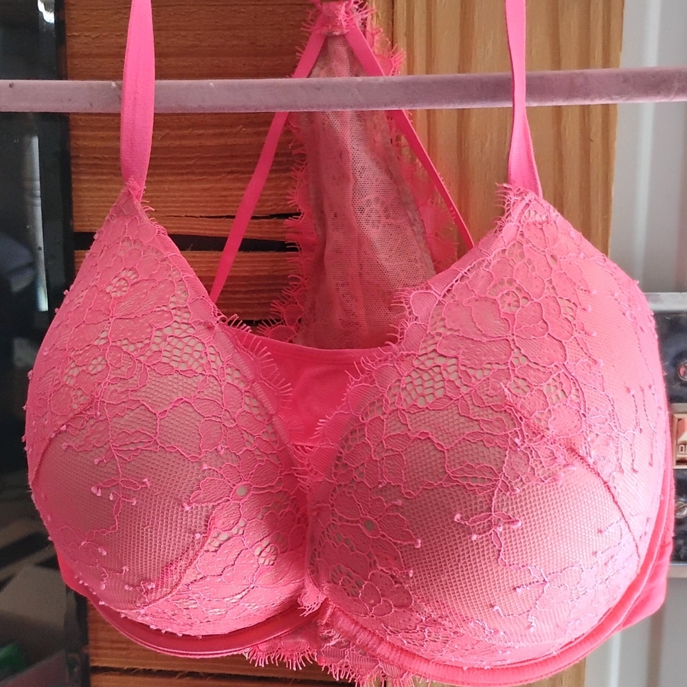 Victoria's Secret Pink Bombshell 2 cups Added Lace Bra with Adjustable Straps